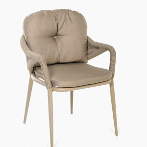  Örgülü Sandalyeler